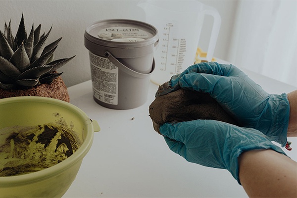 Selbstgemachtes Frühlings-Mobile aus Knet-Beton mischen