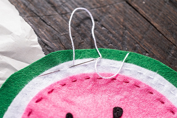 Das Etui als Melone nach und nach an den Seiten vernähen, um die passende Form zu erhalten