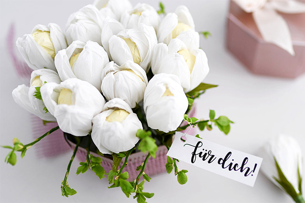 Gebastelte Tulpen in einer Pralinenbox