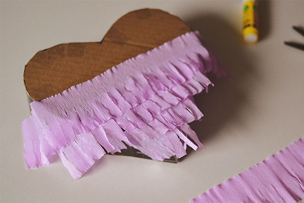 Kartonherz mit Krepppapier auslegen