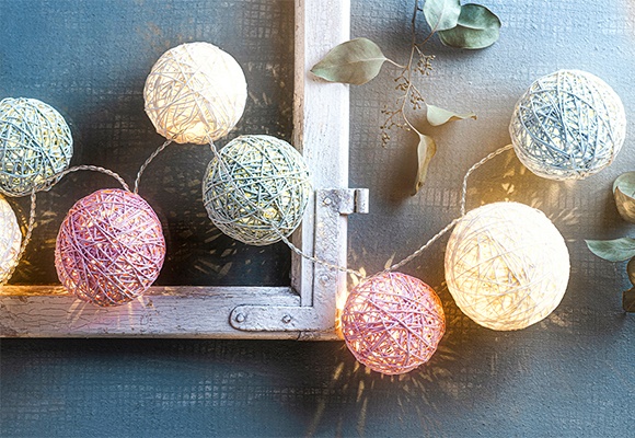 Schöne Lichterkette auf dunklem Untergrund sorgt für Urlaubsstimmung