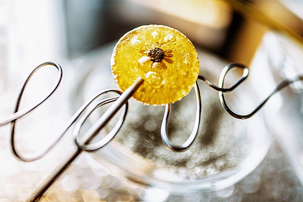 Gelber Schlecker mit Blume
