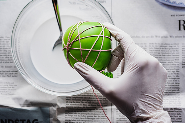 Luftballon mit Schnur eingewickelt