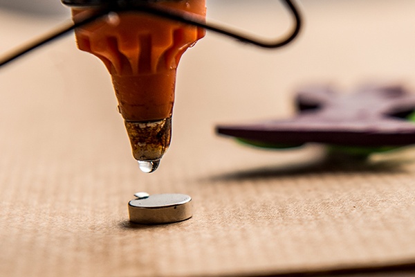 Magnete mit Heißkleber auf der Rückseite befestigen