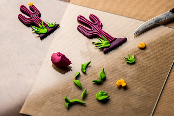 Magnete mit Heißkleber auf der Rückseite befestigen