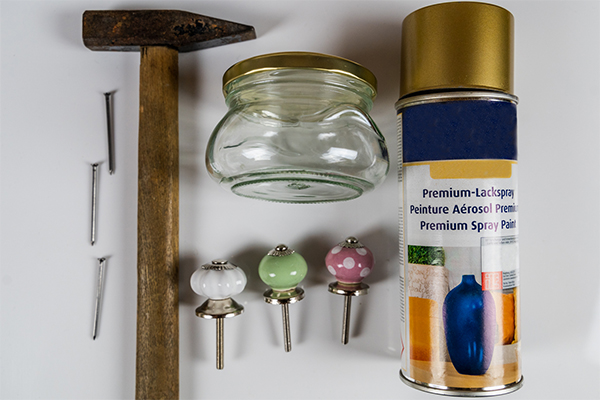 Lackspray, Hammer, Gläser, Türknöpfe