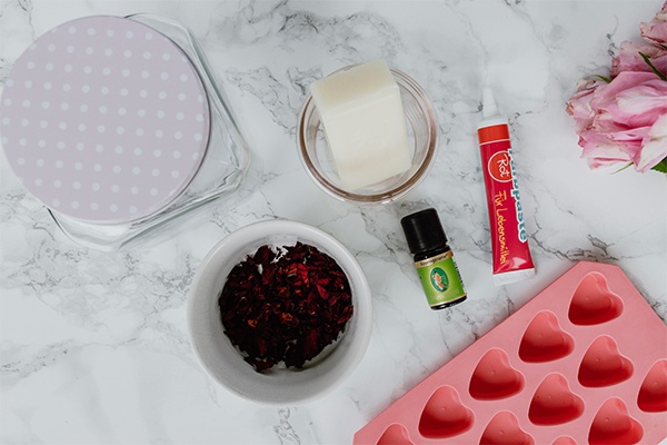 Utensilien für die DIY Seifenherzen mit Rosenduft bereitlegen