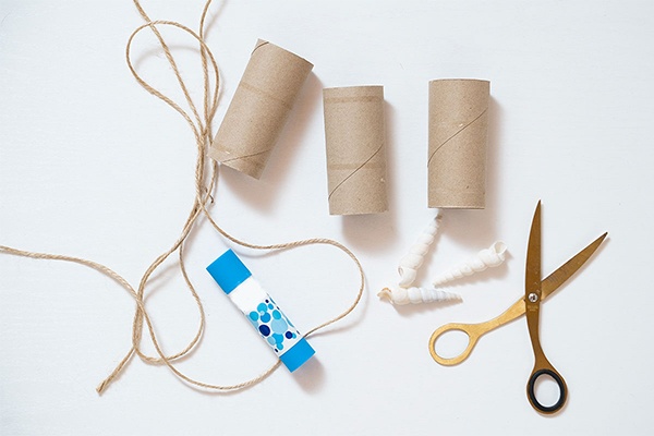 Sommerliche Tischdeko aus Toilettenpapier-Rollen und Muscheln
