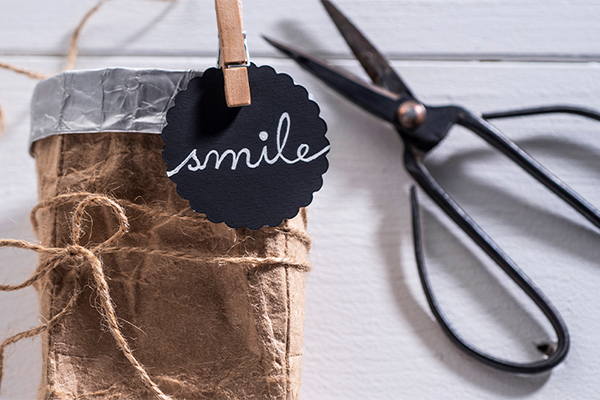 Tüte mit "smile"-Kärtchen