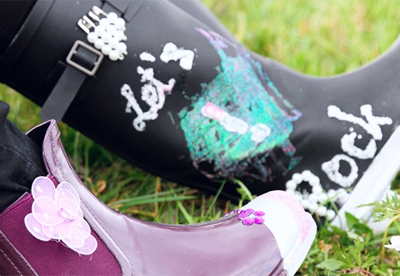 Pimp my Gummistiefel: die wasserfesten Stiefel zum Hingucker mit Glitzer, Blüten und Schrift gestalten