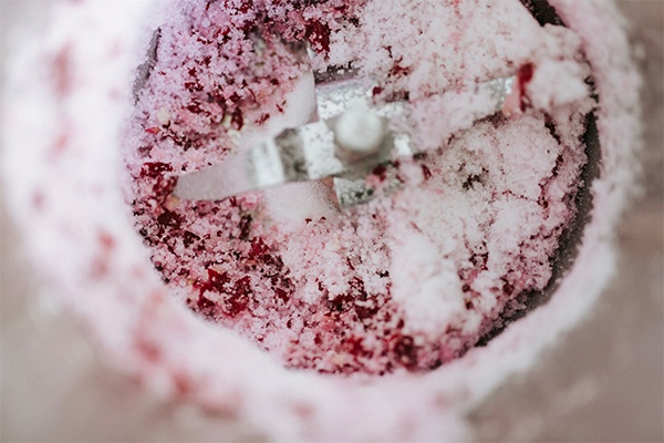 Zucker, Mandelöl und Rosenöl als Zutaten für das Peeling