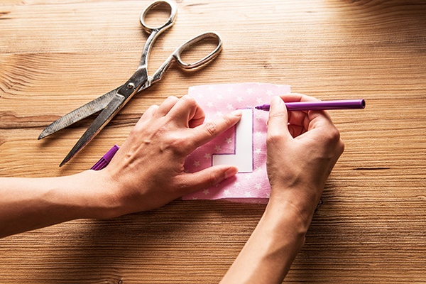 Individuelles, süßes Mobile aus Stoffbuchstaben zum Nähen als Baby-Geschenk