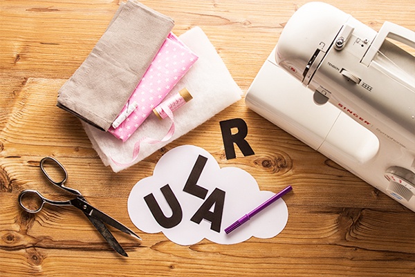 Material für das Mobile aus Stoffbuchstaben zusammenlegen