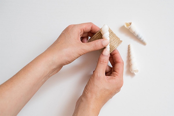 Muscheln auf Kordeln und Klopapier kleben