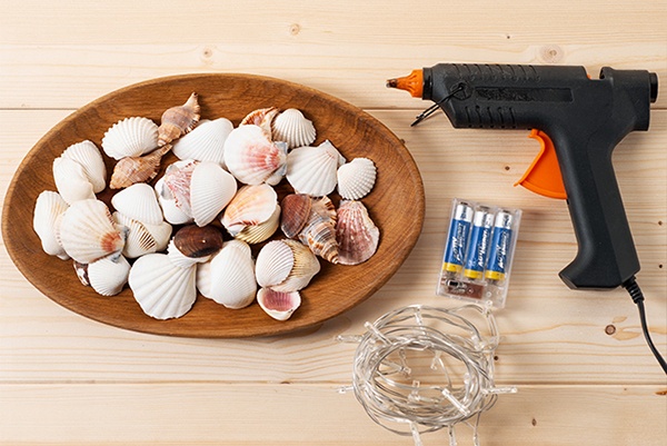 Material für eine Lichterkette aus Muscheln