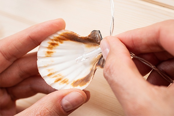 Lichterkette aus Muscheln zum Leuchten bringen