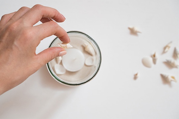 Sommerliche Windlichter mit Sand und Muscheln zum Nachmachen