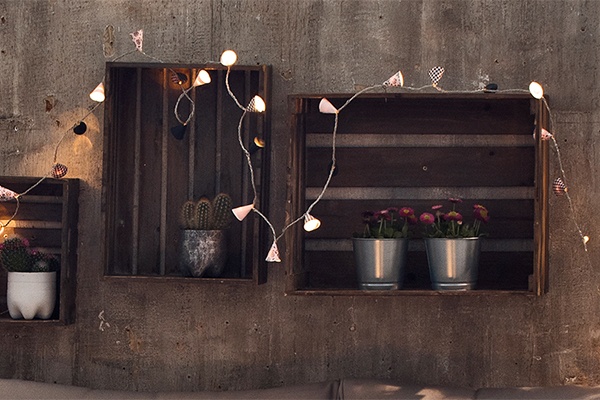 Wand mit Blumentöpfen als Hingucker