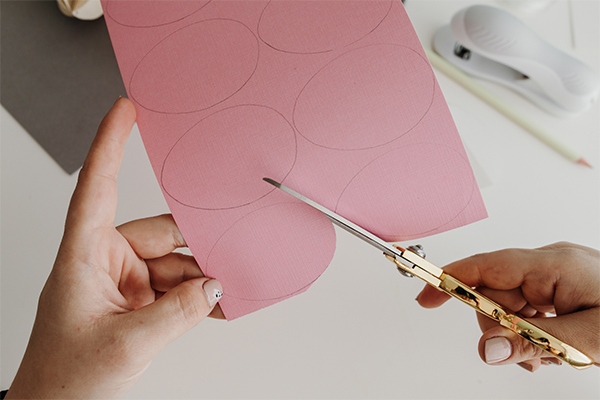 Eier auf Buntpapier gemalt, werden ausgeschnitten