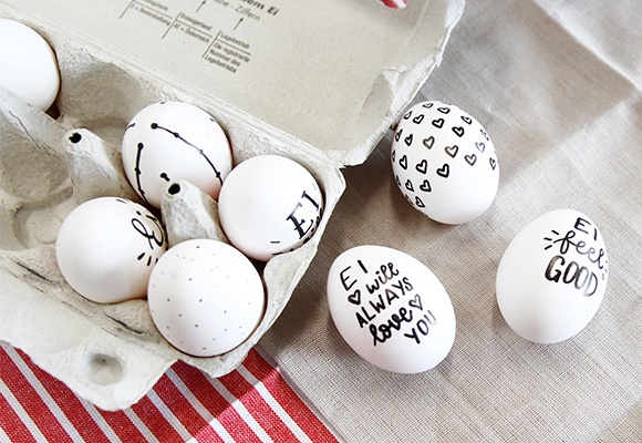 Kreative Ostereier verziert mit Handschrift und individuellen Sprüchen