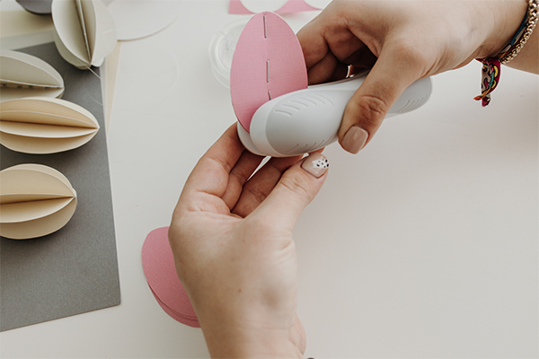 Papier Eier werden getackert