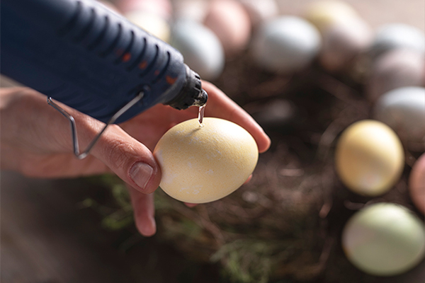 Ei mit Heißklebepistole