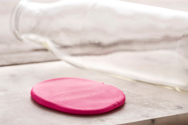 ausgerollte rosa Knetmasse