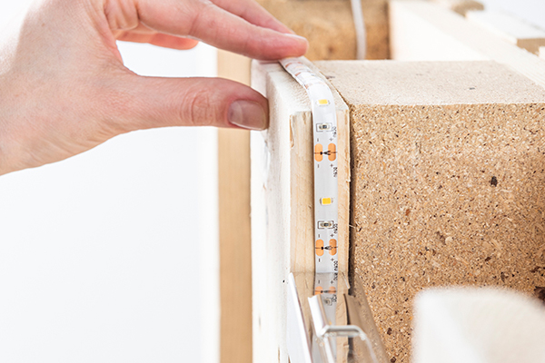 LED Lichtband wird auf Palette getackert