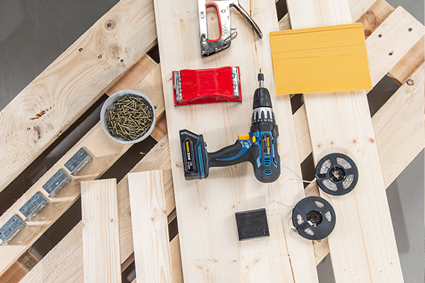 Werkzeug auf Holzlatten