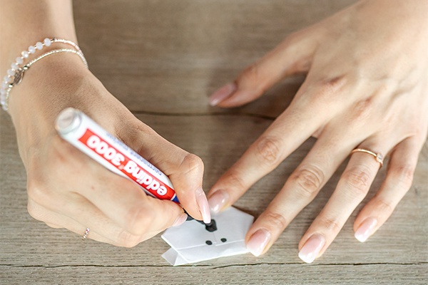 Koala-Gesicht auf das Origami-Lesezeichen malen