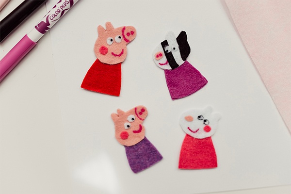 Die Filz-Gesichter von Peppa und ihren Freunden verzieren und am Körper befestigen