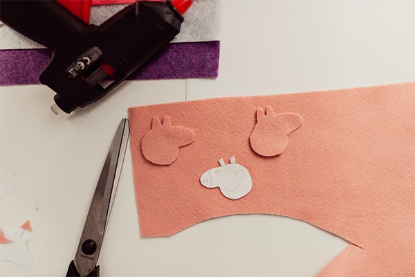 Pappe-Kopf auf Filz malen und ausschneiden