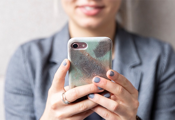 Kreatives, buntes DIY-Handycover mit Glitzer zum Nachmachen