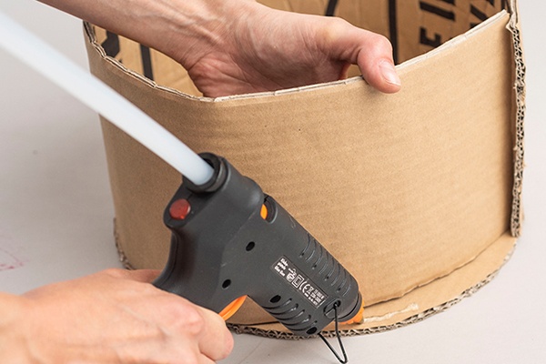 Den Kreis aus Karton als Schablone in Tortenform auf den Untergrund kleben