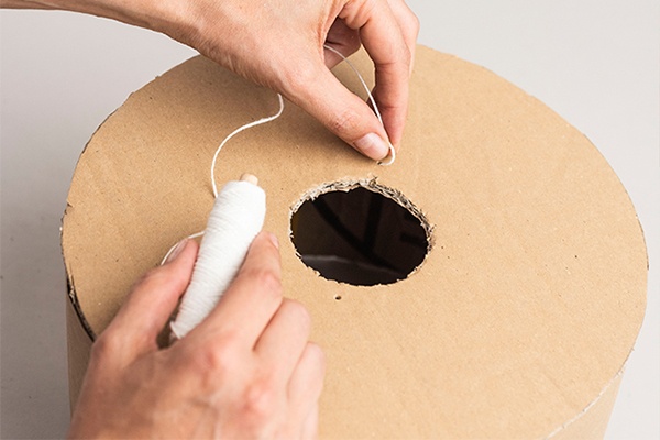 Die Piñata mit einem Aufhänger versehen