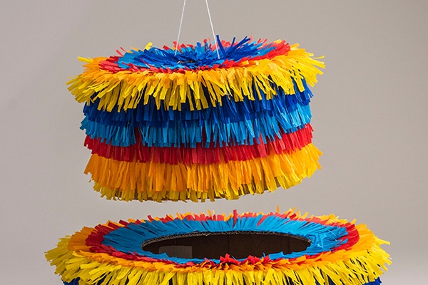 Die beiden Stockwerke der Piñata zusammensetzen