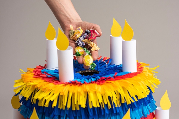 Die fertige Piñata abschließend mit Süßigkeiten befüllen