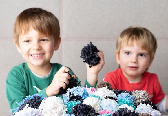 Lustige und bequeme DIY-Polster mit bunten Bommeln zum Nachmachen