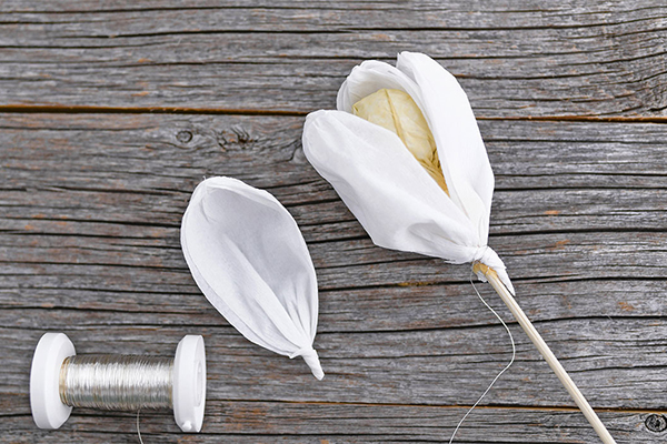 Tulpe wird aus weißem Krepppapier gebastelt