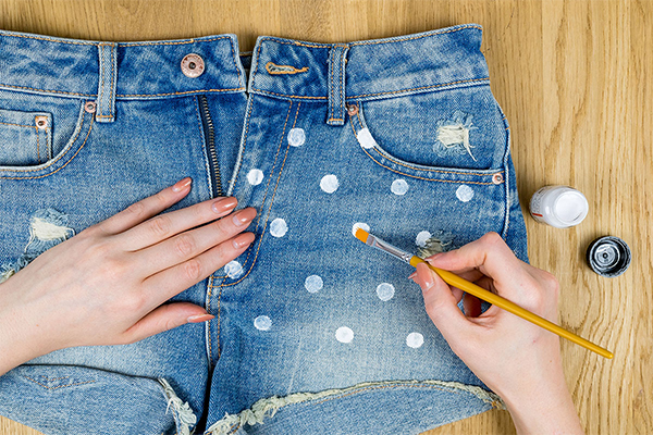 Weiße Punkte auf Jeans