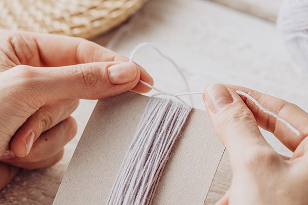 Quaste aus Wolle für den DIY-Traumfänger basteln