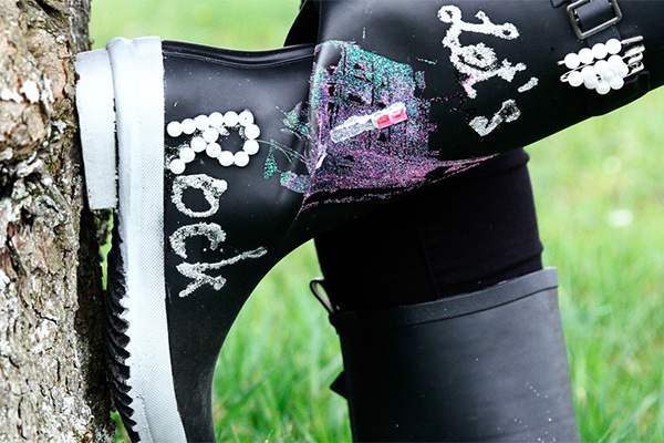 Selbst beschriftete Rockglam-Stiefel im Garten