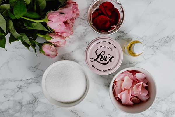 Rosen auf unterschiedliche Weise verarbeitet