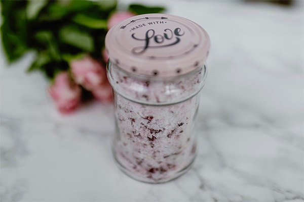 Rosen als Peeling im Glas abgefüllt