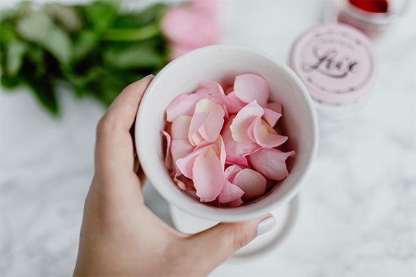 Rosenblätter in einer Form