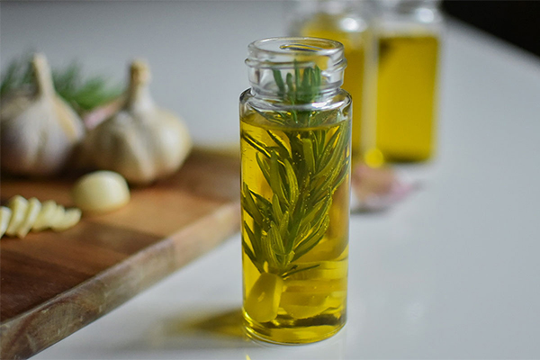Glas mit Serviette und Mama-Schild