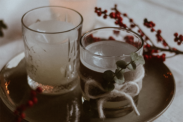 Zwei dekorierte weiße Kerzen