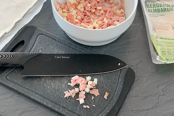 Schinken-Käse-Füllung in einer Schüssel