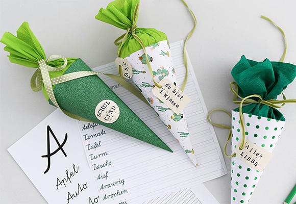 Kleine DIY-Schultüten mit schöner Dekoration als Geschenk zum Schulstart