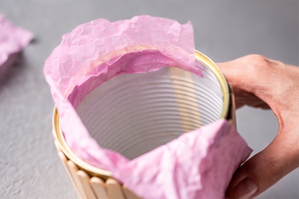 Das Seidenpapier für die DIY Flower Box auf der Innenseite der Dose befestigen